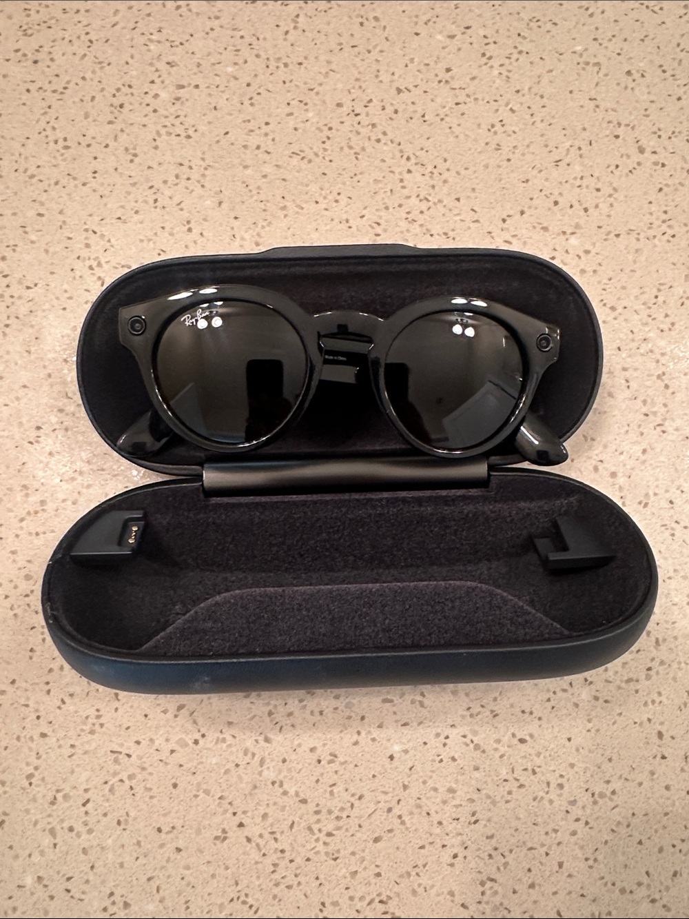 Meta Gen-1 Ray-Ban Black Round Sunglasses with Black Case